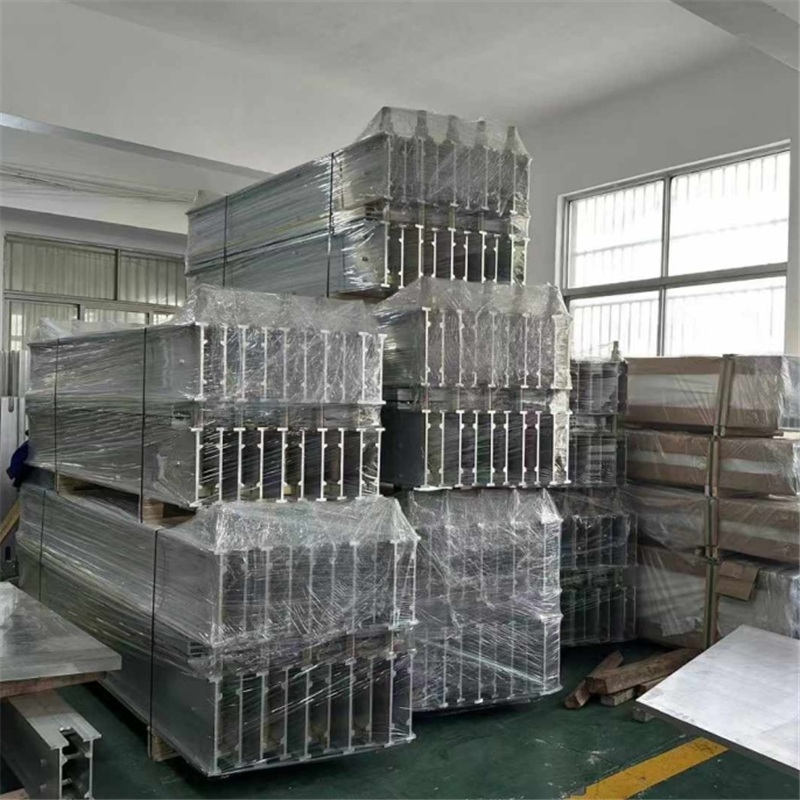 華礦集團(tuán)熱銷(xiāo)產(chǎn)品硫化機(jī)發(fā)往河北